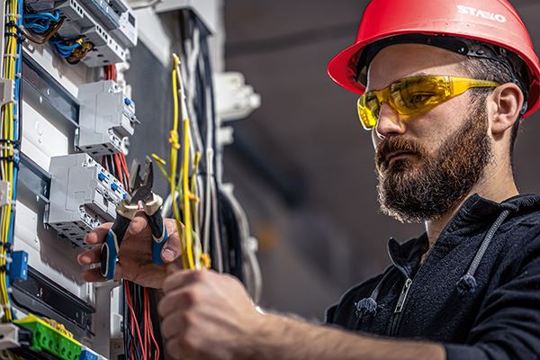 Elektrikář - opravy mechanizace a strojů